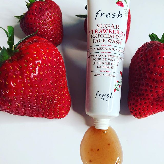 Fresh Sugar Strawberry Exfoliating Face Wash 20ml. คลีนเซอร์ล้างหน้าผสานส่วนผสมของสตรอว์เบอร์รี่ที่ช่วยผลัดเซลล์ผิวอย่างอ่อนโยน ขจัดน้ำมันส่วนเกิน และทำให้รูขุมขนแลดูเล็กลง