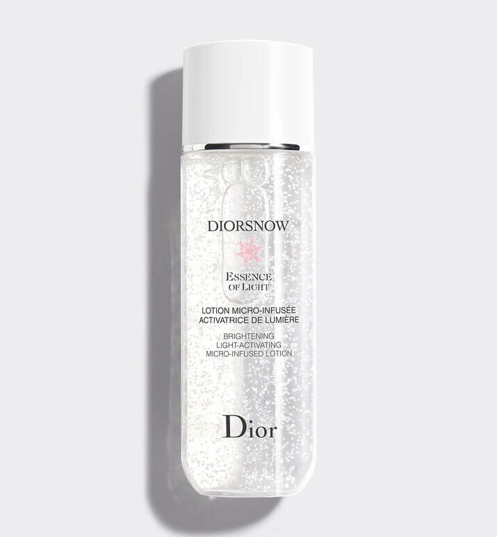 Dior Snow Essence Of Light Brightening Light - Activating Micro-Infused Lotion โลชั่นผสมไนอาซินาไมด์สูตรที่ไม่เคยมีมาก่อน ด้วยเอฟเฟกต์ใหม่ของผิวช่วยให้ผิวชั้นนอกเรียบเนียน ผลัดเซลล์ผิวอ่อนโยนให้ผิวขาวกระจ่างใสสะท้อนแสงในอุดมคติ